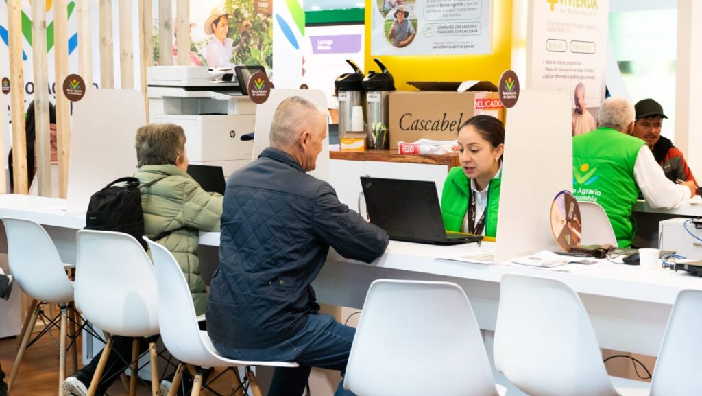 Imagen de cliente siendo atendido por cajera del Banco Agrario de colombia